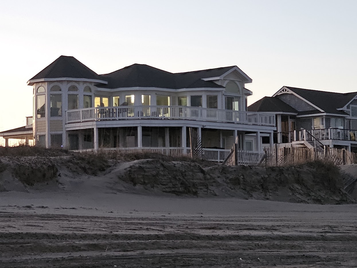 Luxury oceanfront home in north end Carova